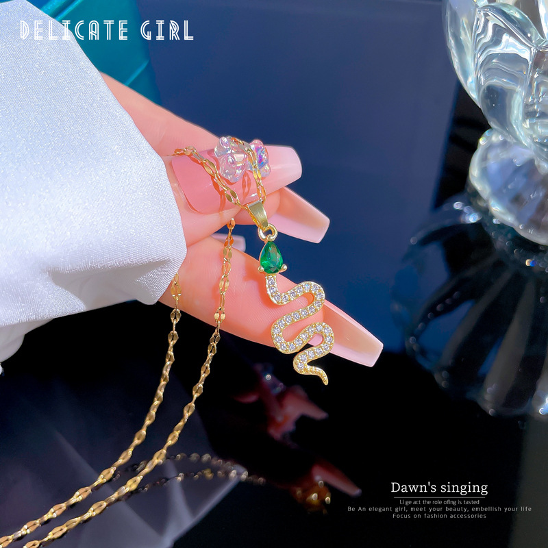 Collar serpiente de oro con piedra verde y cuentas para mujer_voghion.com
