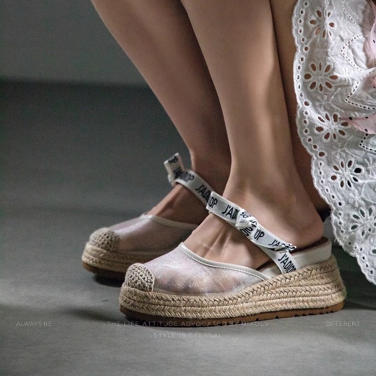 "Miao Lu" Lusi mismo estilo ~ Estilo de vacaciones con sandalias Baotou tejido de paja, falda de verano para mujer, media pantuflas