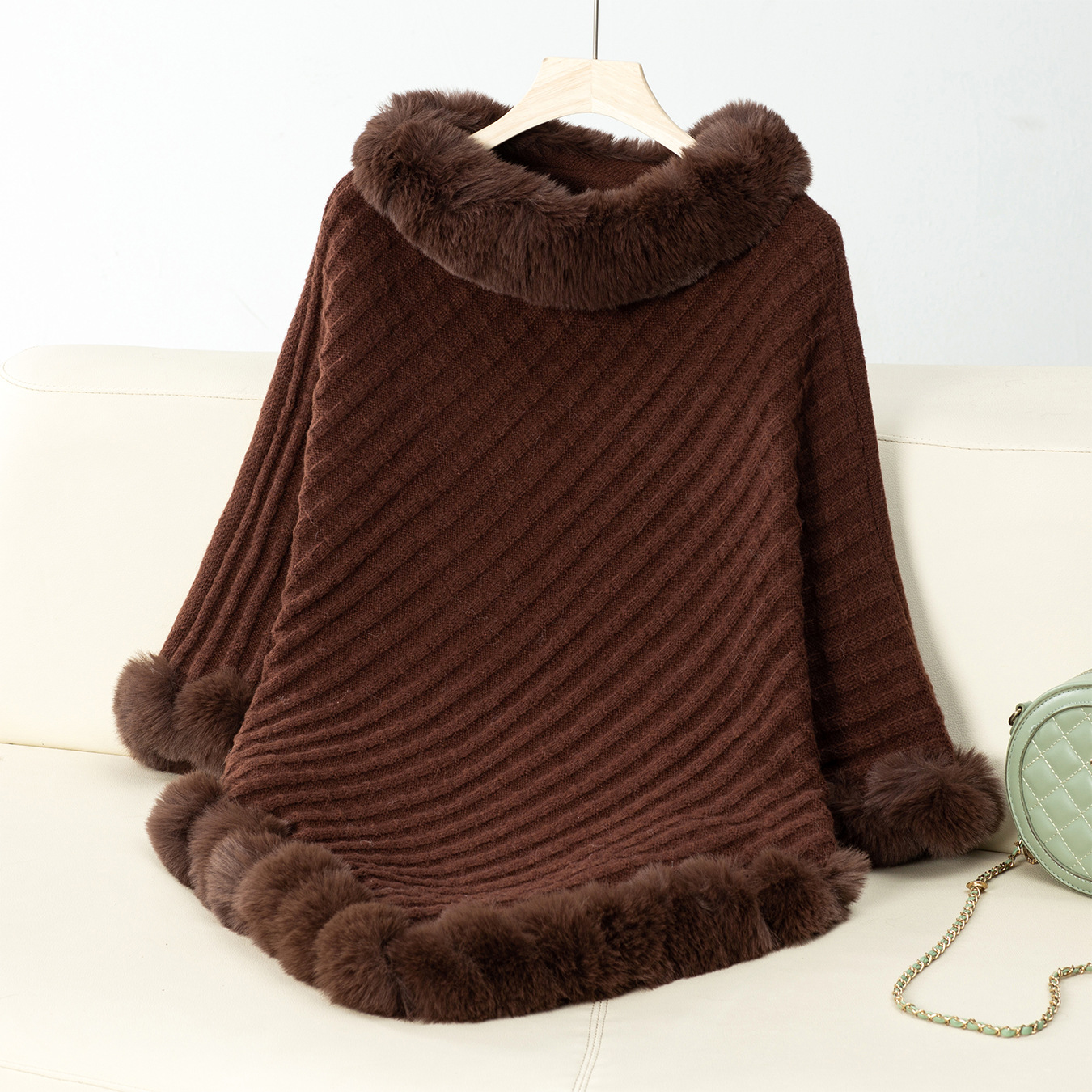 Poncho de malha para mulher capa vintage aos quadrados com pelo_voghion.com