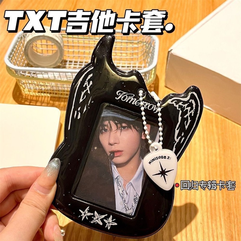 韓国エンターテイメント TXT ギター PVC 黒カードホルダーアイドル追跡カード収納ディスプレイソフトプラスチック保護カバーキーホルダー付き|undefined