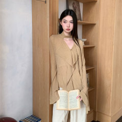 シャツの女性のデザイン感が小さいです。vネックの長袖には、怠惰な上着の雰囲気があります。