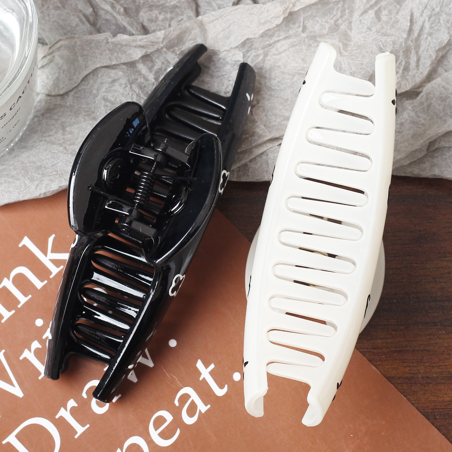 Retro francés de alta calidad cuatro hojas negro y blanco agarrar clips nicho dulce gran backbrain clip de pescado simple y elegante
