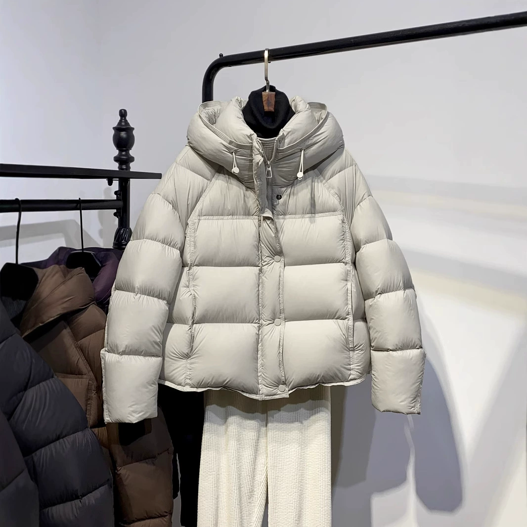 Женская пуховая куртка 2025 года, новая зимняя коллекция, популярная укороченная модель с капюшоном, утепленная, из белого утиного пуха, для миниатюрных женщин