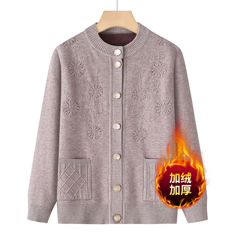 Среднего и пожилого возраста мама одеваются с бархатным свитером кардиган пальто