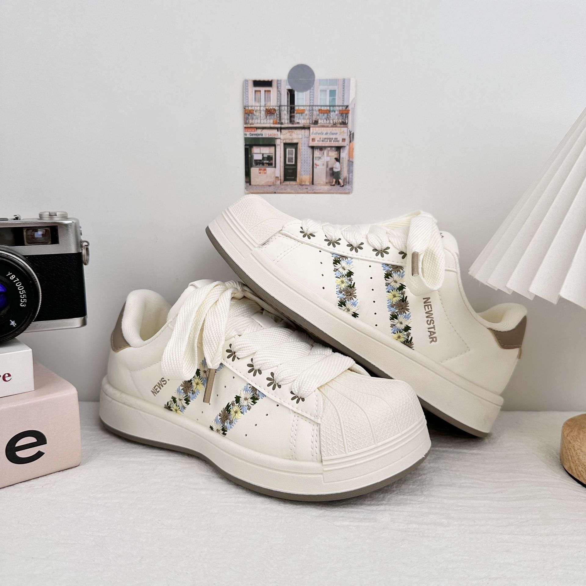 Zapatos de entrenamiento de estudiantes de verano de 2025 nuevos modelos de explosión con falda, zapatos de skate casuales, zapatos blancos pequeños