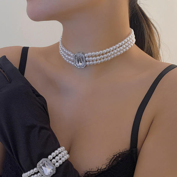 elegant necklace heart shaped from pearl
