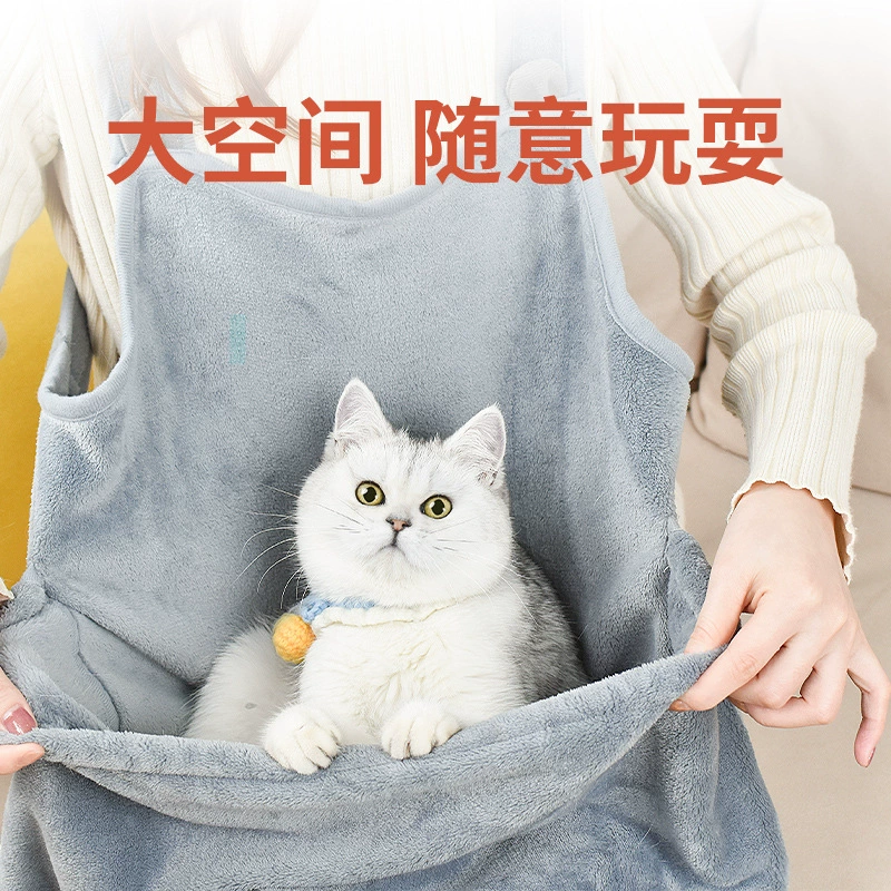 Кошачий фартук держа кошку, не липкая шерсть, держа кошку на груди, держа кошку в фартуке, держа кошку нагрудник