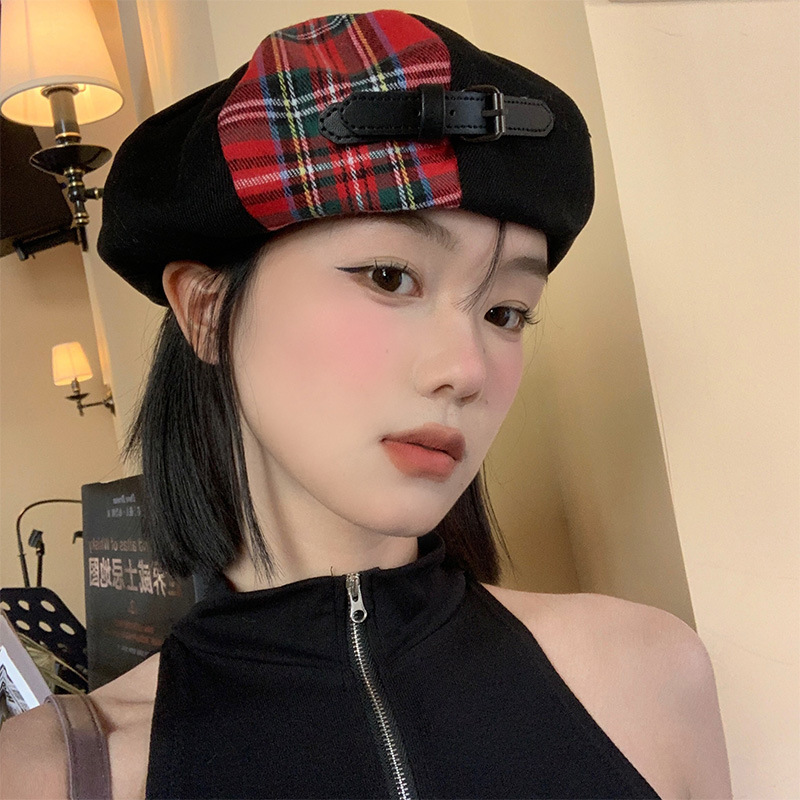 格子縞はベレー帽の女性英倫の復古的な顔をつなぎ合わせます。|undefined