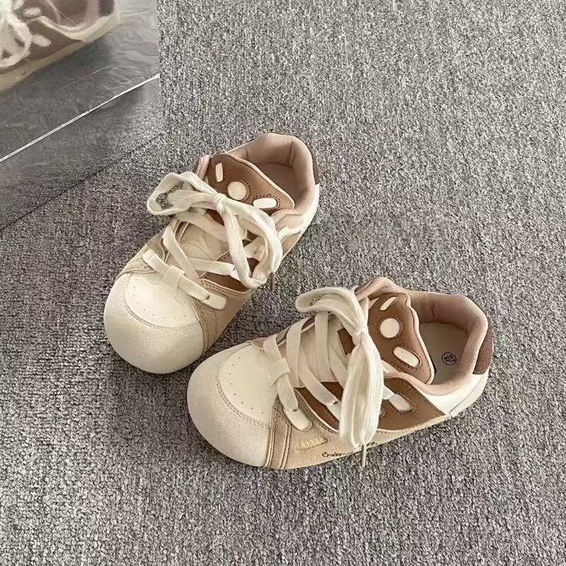 2026 primavera y otoño nuevos estudiantes de estilo universal cómodo de baja parte zapatos de skate de cabeza grande brillante plata entrenamiento de la escuela puff zapatos blancos pequeñas mujeres