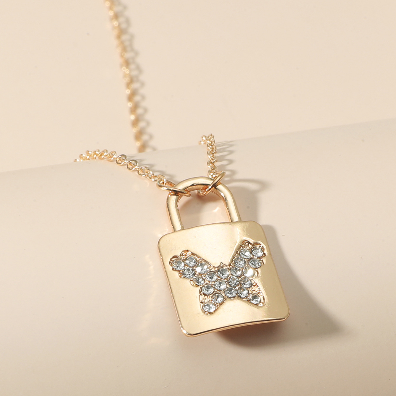 Creative Fashion Diamond Butterfly Lock Pendant Alloy Necklace Wholesale Nihaojewelry display picture 4