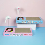 Кошка поймала игрушечную гофрированную бумагу, захватывающую тарелку -Устойчивый