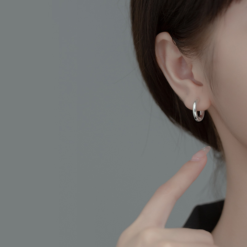 Eloch s925 plata simple perfiles de orejas para mujeres versión japonesa y coreana corta pequeña fresca geométrica brillante perfiles de orejas redondas G1940