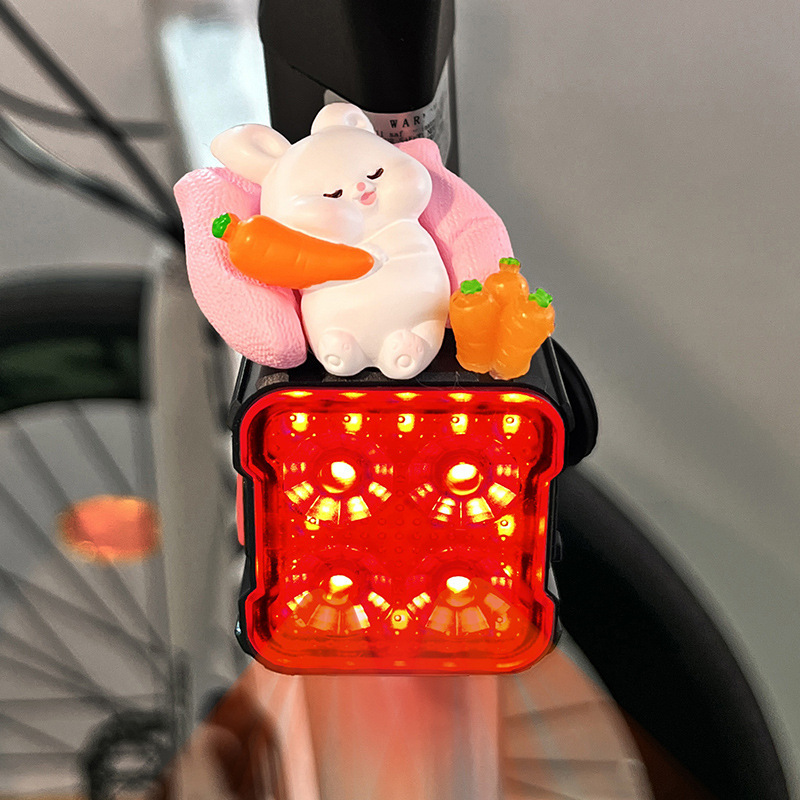 自転車ライトのヘッドライトの強い光の夜はテールライトに乗ります。|undefined