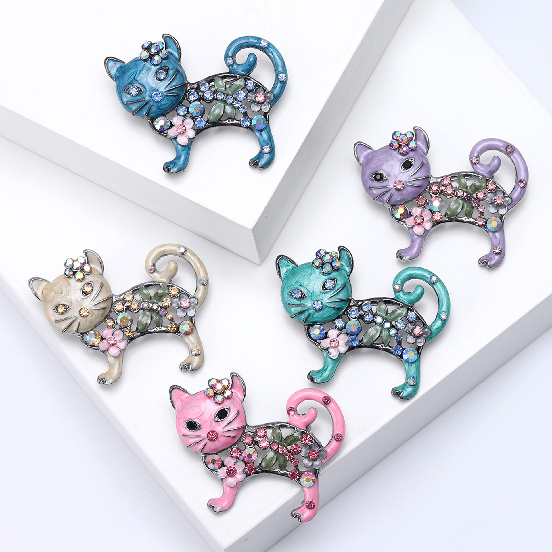 Broche de gatito esmaltado con incrustaciones brillantes