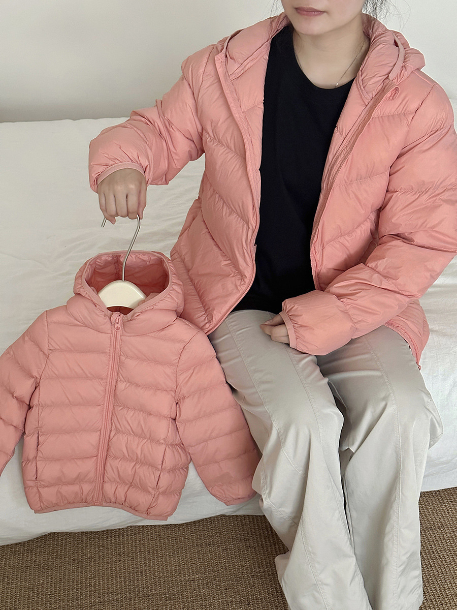 2023 Otoño e Invierno padre-hijo 90 pato blanco abajo estilo coreano ligero abajo chaqueta niños infantil con capucha abajo chaqueta