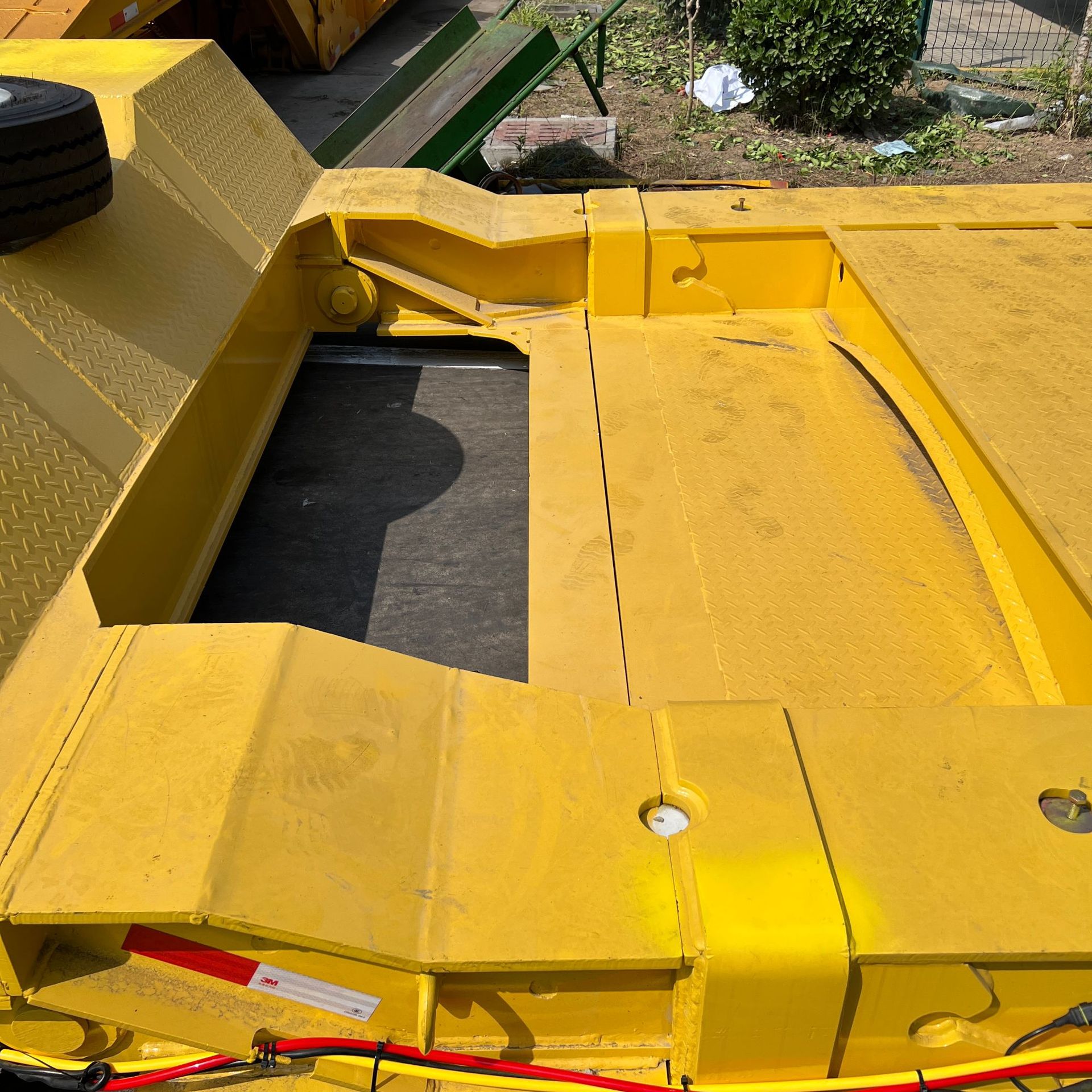 Manufacturer of Foreign Trade Sales and Transportation of Heavy Equipment Machinery Hydraulic Steering Goose Head Lift Lowering Flatbed Semi-Trailer Trailer