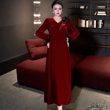 V领羽毛立体花装饰羽毛质感奢华复古优雅真丝丝绒连衣裙女秋2025