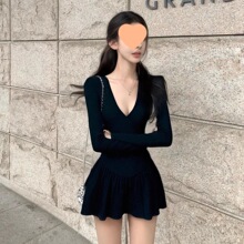 纯欲风黑色V领长袖连衣裙女2025秋轻奢性感风气质修身名媛百褶裙