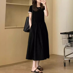 黒のロング丈半袖コントラストカラーワンピース2025年日本学生向け新作夏ウエストシェイプスリムAラインロングスカート