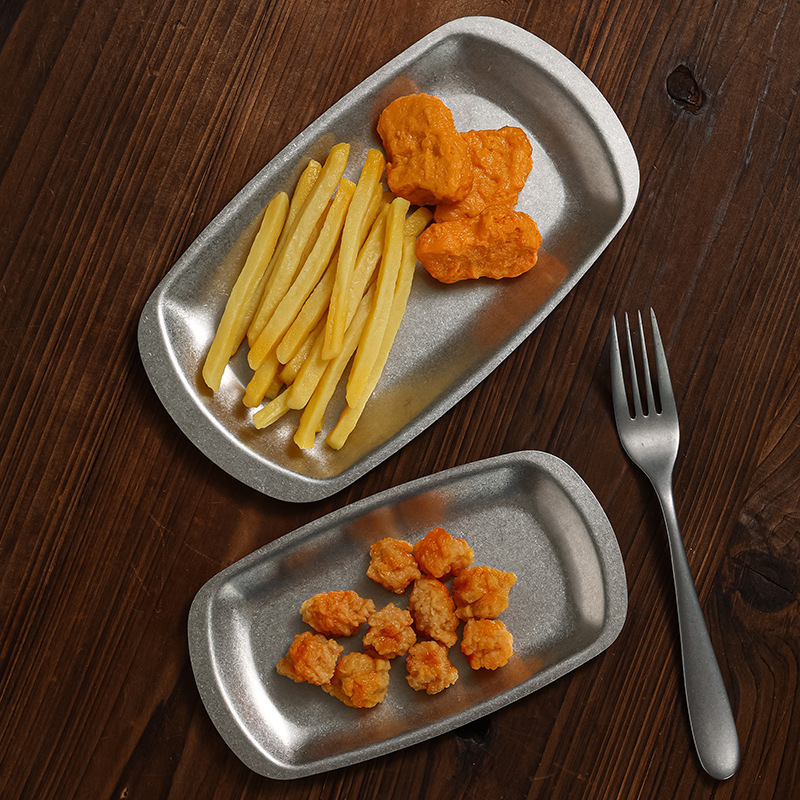レトロなステンレスのバーベキュー皿は古い軽食の皿の鍋の料理の皿のデザートの皿の焼肉の皿の果物のお菓子の皿を作ります。|undefined
