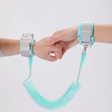 儿童防走失带牵引绳小孩安全防走丢手环宝宝子母防丢失遛娃带锁