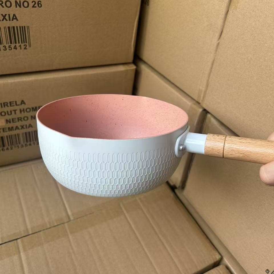 Una persona usa una olla de cocción, olla pequeña, olla de sopa, olla de nieve, olla de leche pequeña, olla antiadherente, fideos, olla de fideos instantáneos, estufa de gas doméstica