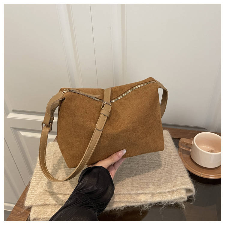 2025秋冬新款韩版复古绒面简约腋下饺子包通勤鹿皮绒单肩手提斜挎