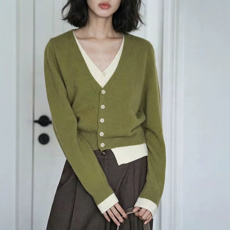 Retro green V-neck long-sleeve knit sweater for women, autumn and winter design with contrasting color splicing, faux two-piece outerwear, soft and cozy top Retro green V-neck long-sleeve knit sweater for women, autumn and winter design with contrasting color splicing, faux two-piece outerwear, soft and cozy top