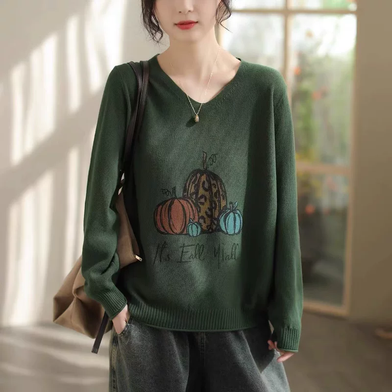 Knitted sweater for leisure, V-neckline