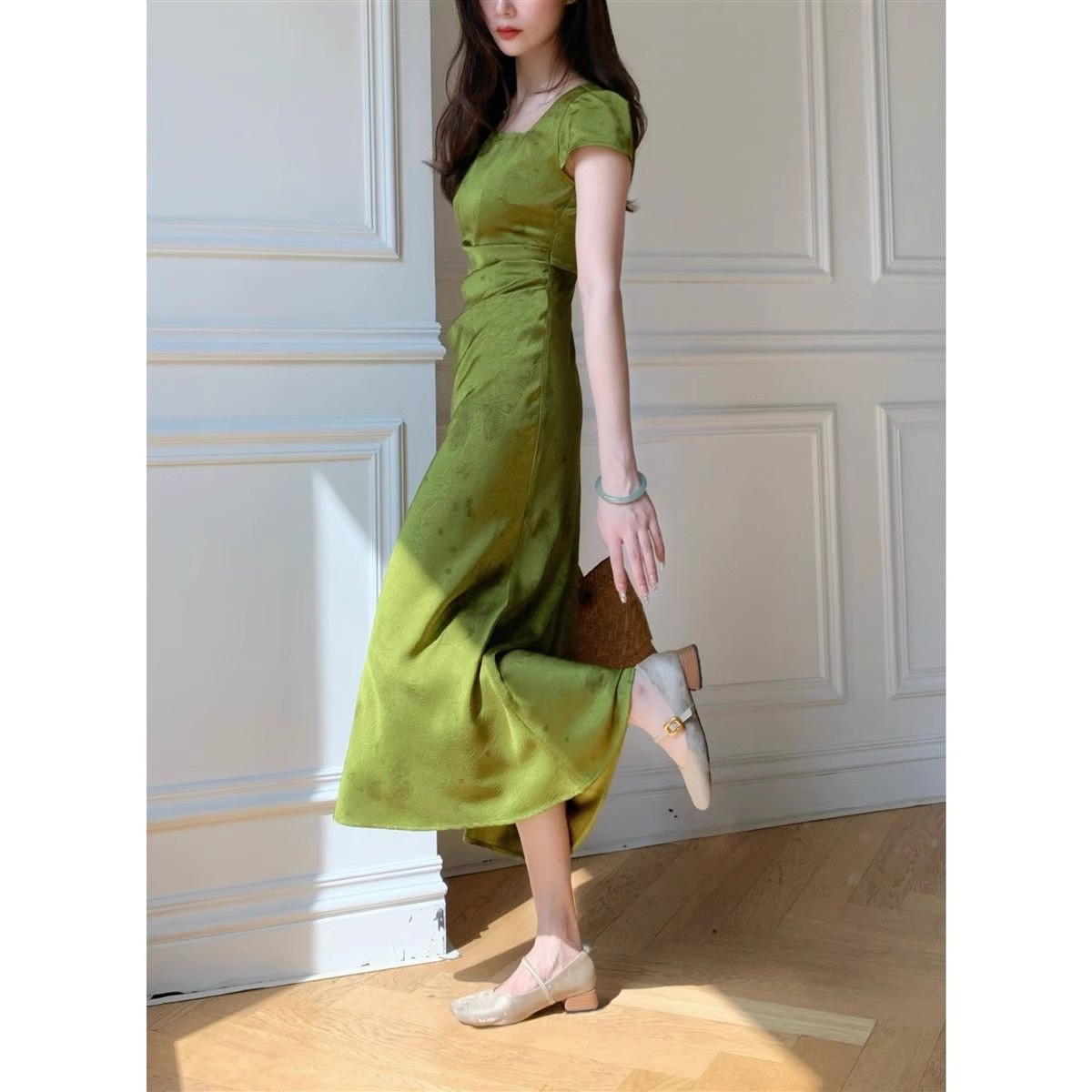 Đầm nữ satin jacquard cổ vuông tay ngắn màu xanh ngọc lục bảo — màu xanh lá cây chi tiết 2
