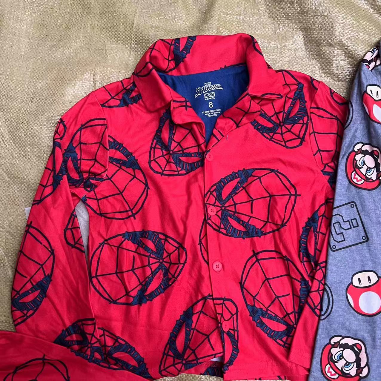 Europa y América de una sola cola de un solo medio y grandes niños desgaste del hogar de los hombres de la hebilla delantera pantalones de manga larga de 2 piezas conjunto de caballería Mao traje