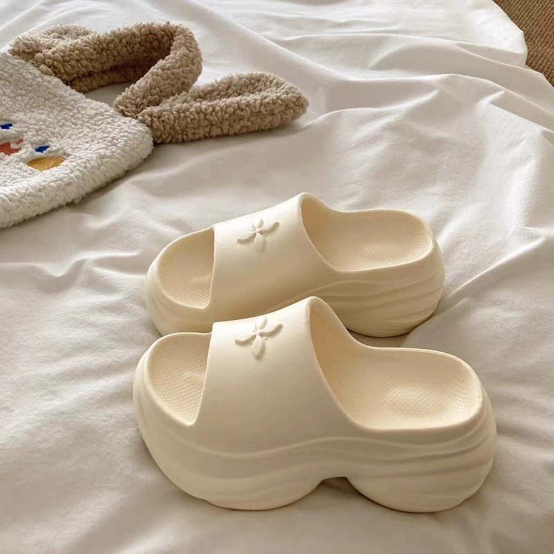 Гигантская тонкая и толстая подошва ~! Маленькие люди носят высокие летние тапочки