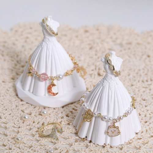 Gypsum wedding dress jewelry bracelet beaded bracelet ring stand photo shoot shooting photography props background decoration ornament