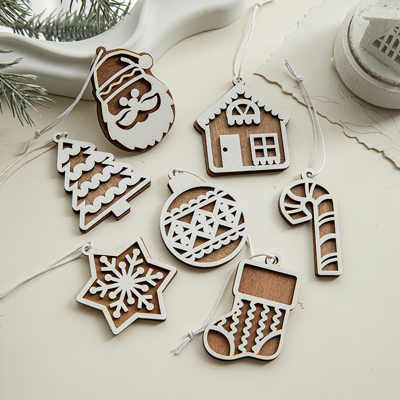 クリスマスの新しいdiyショーウインドーはクリスマスの装飾品を飾っています。|undefined