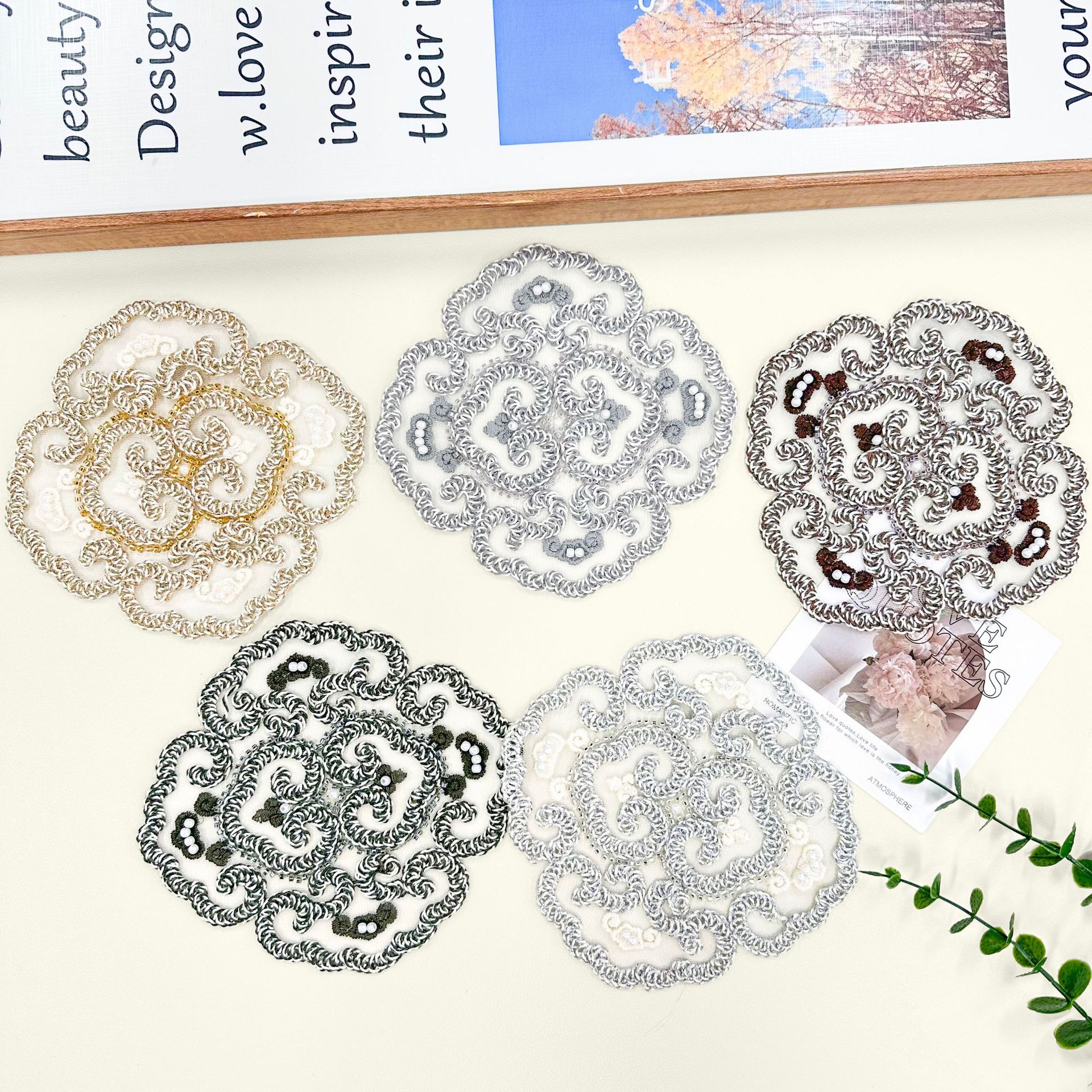 Retro estilo agujero bordado pegatinas de tela bordadas floral redonda pegatinas de encaje solubles en agua pegatinas de decoración de ropa image 3
