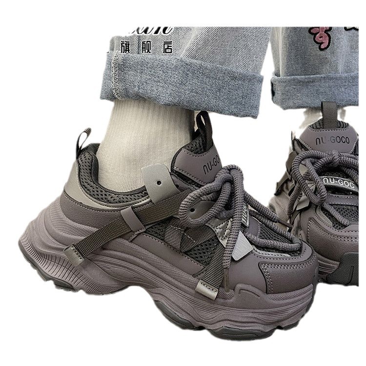 Zapatos de pop pop para mujeres 2024 nuevo otoño en zapatos blancos pequeños con suela gruesa para aumentar la altura de los zapatos de moda de malla transpirable