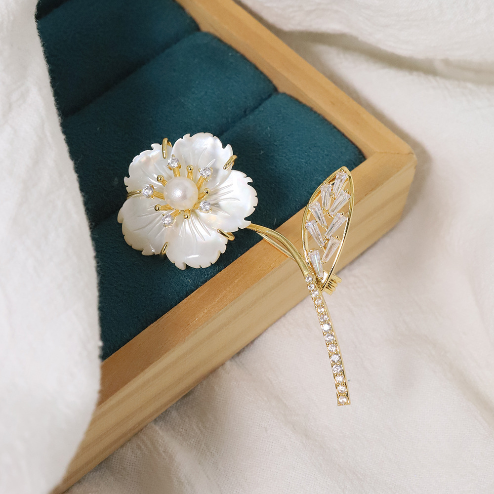 Accesorios DIY flor de conchas naturales broche de cobre dorado de piedra elegante broche de perla pecho soporte vacío image 1