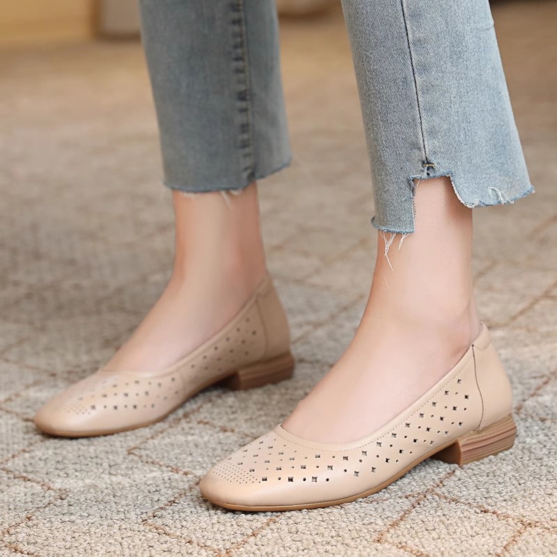 2026 verano nuevo tacones bajos superficia respirable zapatos de cuero huecos zapatos de mujer suave sandalias antideslizantes de madre