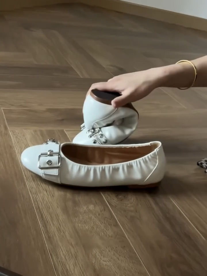 Giày búp bê nữ da cừu mũi tròn đính khóa cài, đế bằng gót thấp 1 cm — Màu be, màu đen chi tiết 6
