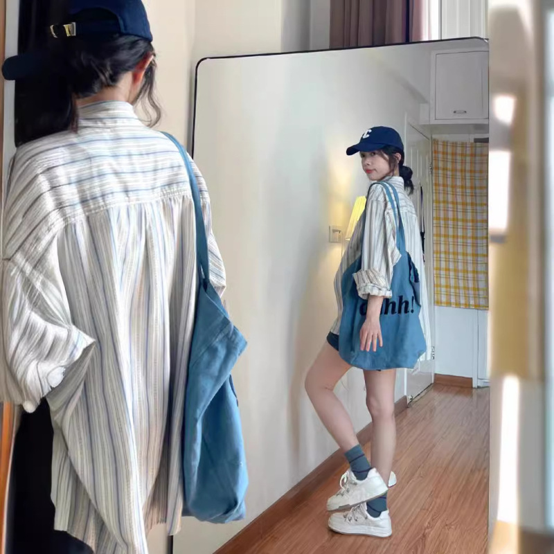 春の服の中にシャツを重ねて着ています。女性の夏の日焼け止めシャツのコートのデザイン感があります。|undefined