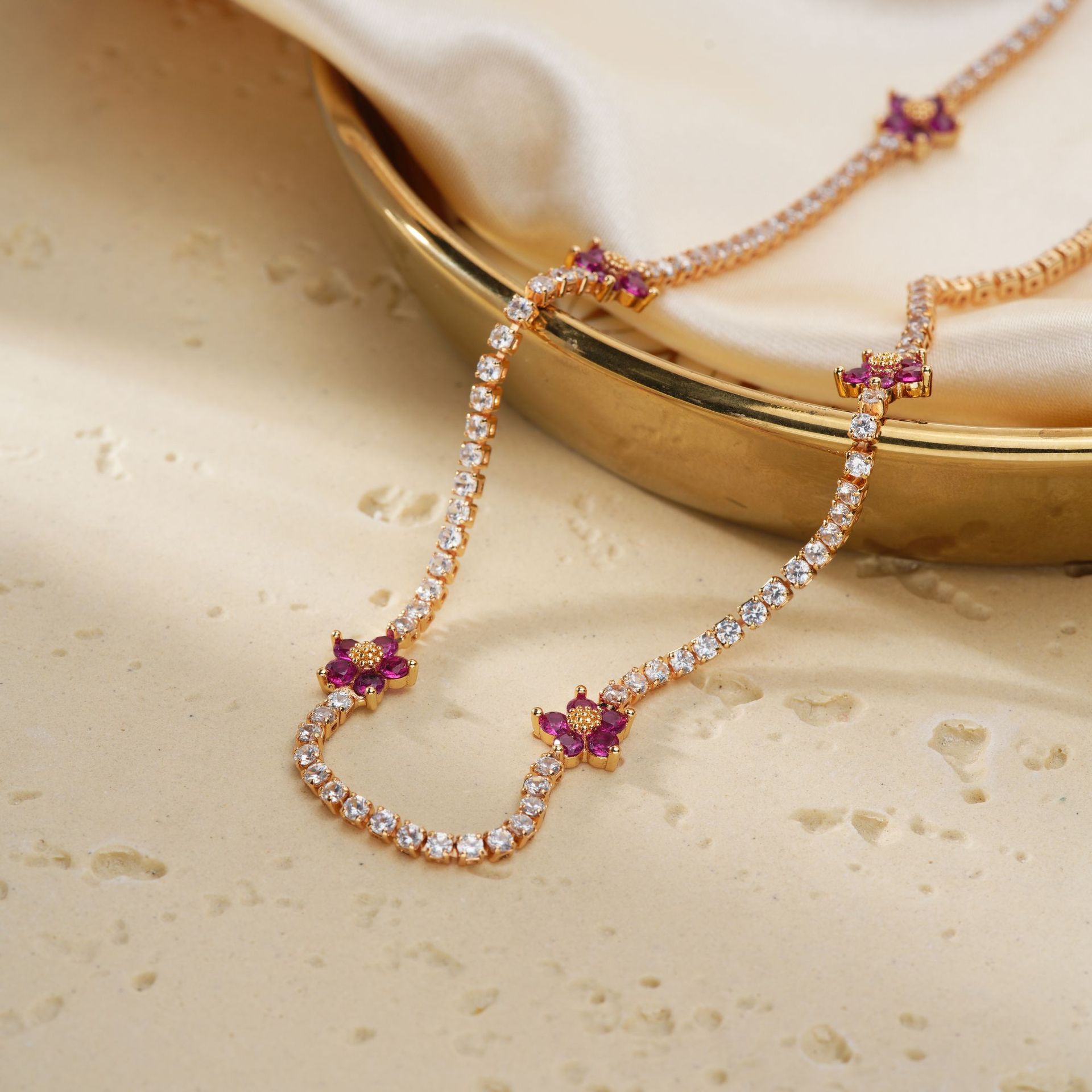 Halskette Mit Blumenanhänger Und Diamantbesatz Im Luxusdesign_voghion.com