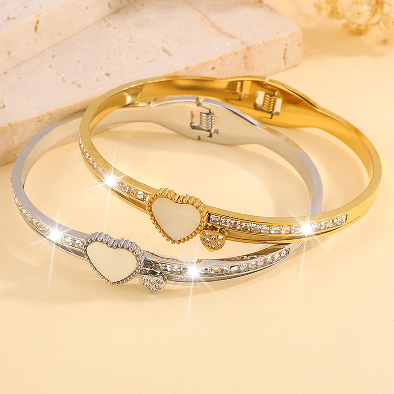 Europa y América de moda amor conchas de perforación elástica abertura pulsera de acero de titanio versión femenina temperamento pulsera de diseño simple