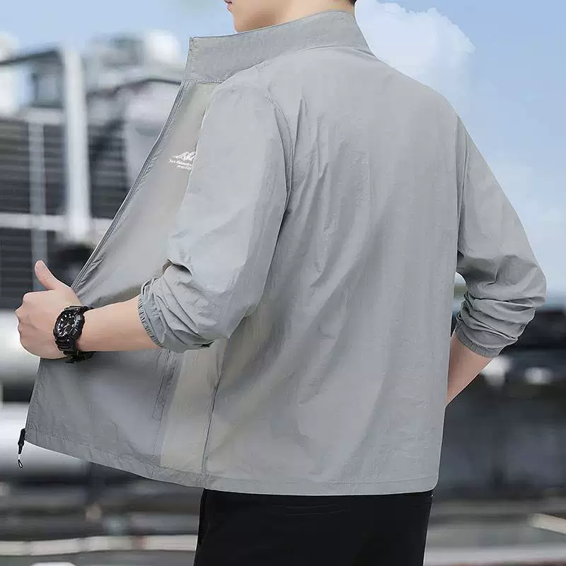 Wiletu Stall в основном продвигает готовую солнцезащитную одежду 2025 года, мужскую летнюю куртку из тонкой кожи, легкую дышащую защиту от ультрафиолета.