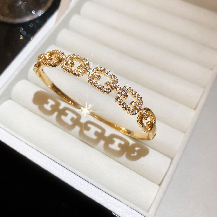 Pulsera Abierta con Letras Incrustadas de Diamantes y Baño de Oro Real, Pulsera Versátil de Nicho, Nuevo Modelo 2026, Joyería de Lujo Ligero de Alta Gama para Mujer