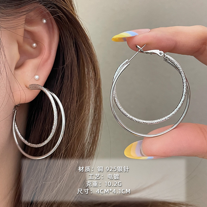 2025 nuevo estilo verano de moda anillo plateado círculo negro círculo fino temperamento europeo y americano aretes dorados de todo fósforo