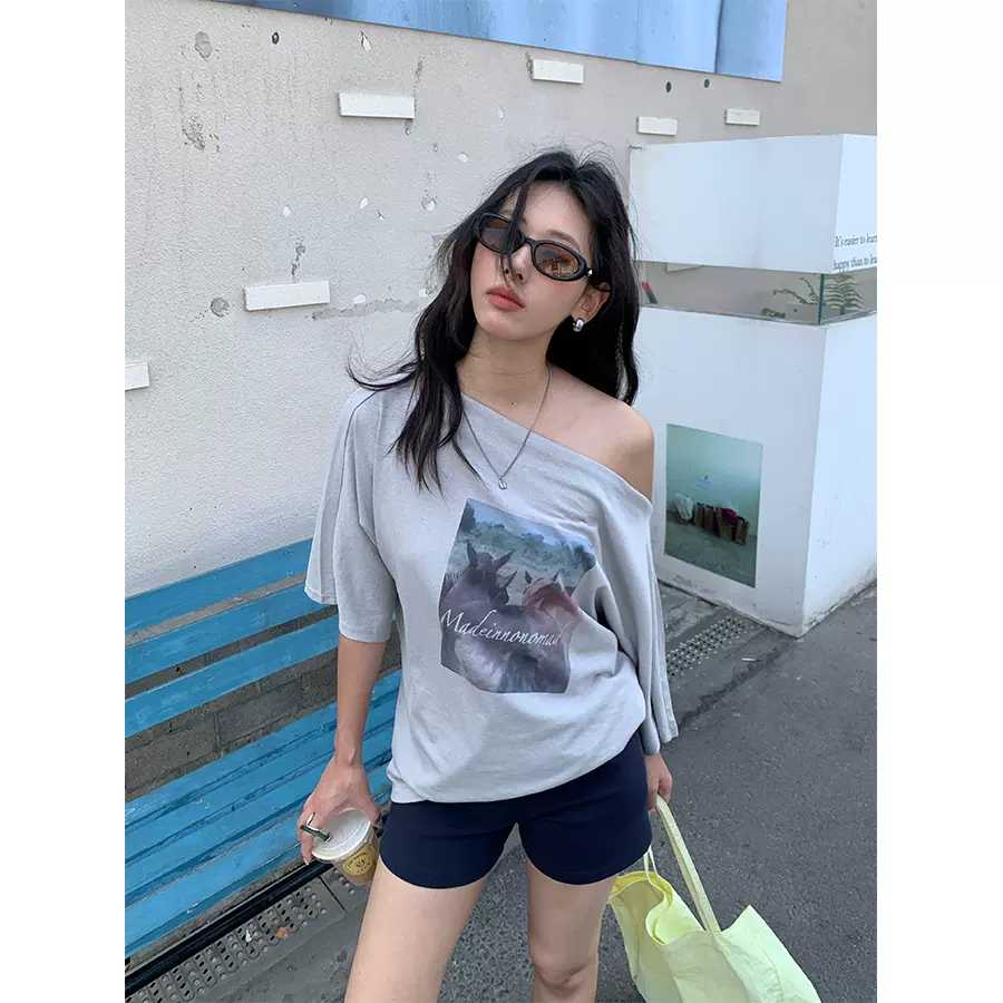 黄峥 韩版夏季新款复古做旧风景印花百搭露肩斜肩短袖T恤女520587