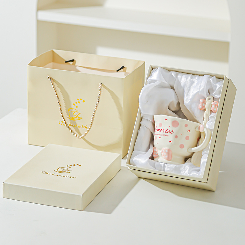 Taza de cuchara de lazo Juego de taza de niña linda Taza de bebida Taza de regalo pequeña Taza de cerámica de alto valor