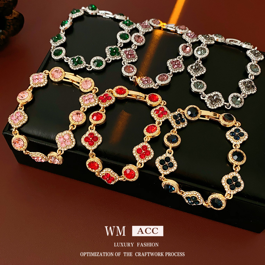 Brazalete de diamantes de cuatro hojas medieval de lujo ligero de alto nivel de sensación de diseño de pulsera sofisticada de nicho joyas de mujer