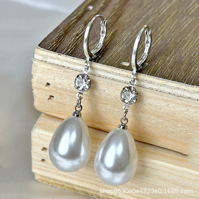 Elegant long earrings drop-shaped from pearl