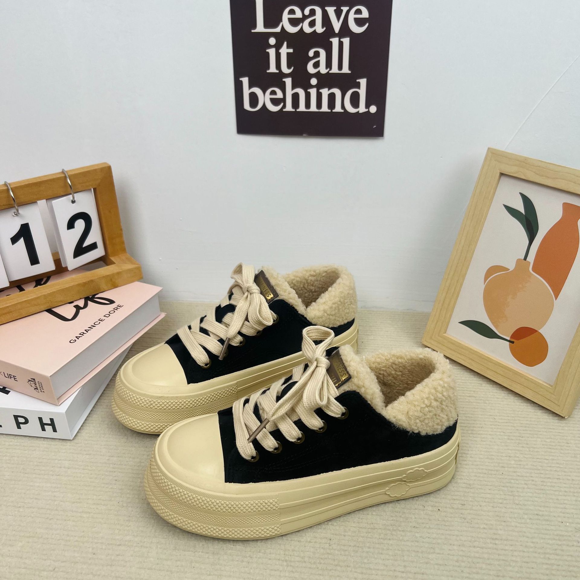 Zapatos blancos de paso con forro polar de invierno para mujeres 2023 nuevos zapatos de lona cálidos bajos para mujeres estilo coreano zapatos de algodón Harajuku de todo fósforo